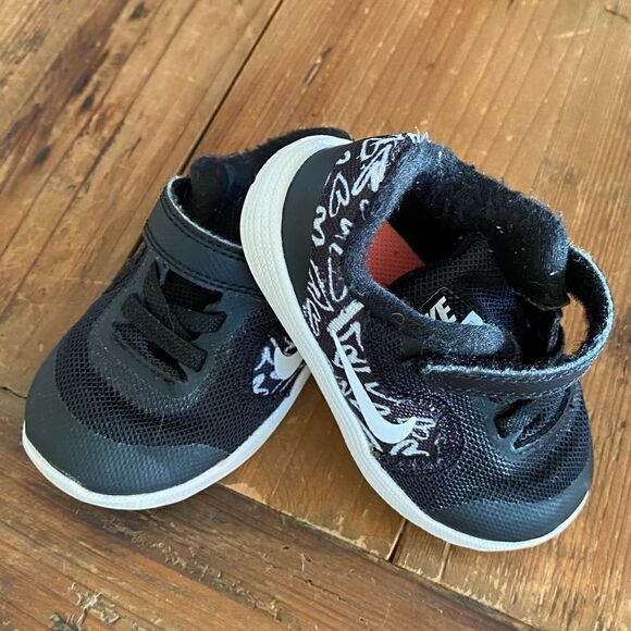 Nike Revolution 3 Print TD Black Hearts Infant Toddler Running Shoe Size 5 - Picture 2 of 8